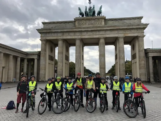 Schülergruppe mit Fahrrädern vor dem Brandenburger Tor in Berlin