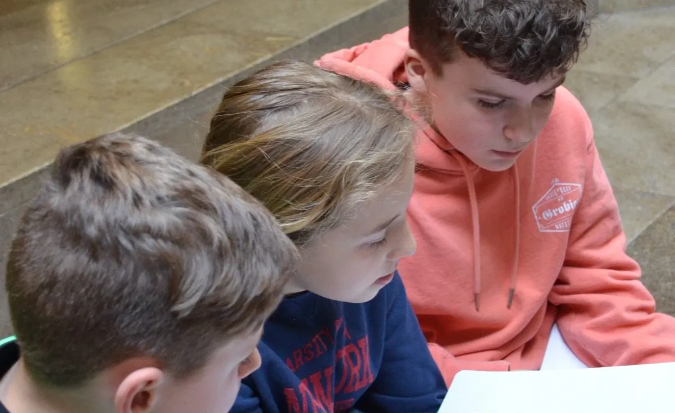 Schülerinnen und Schüler beim gemeinsamen Lernen