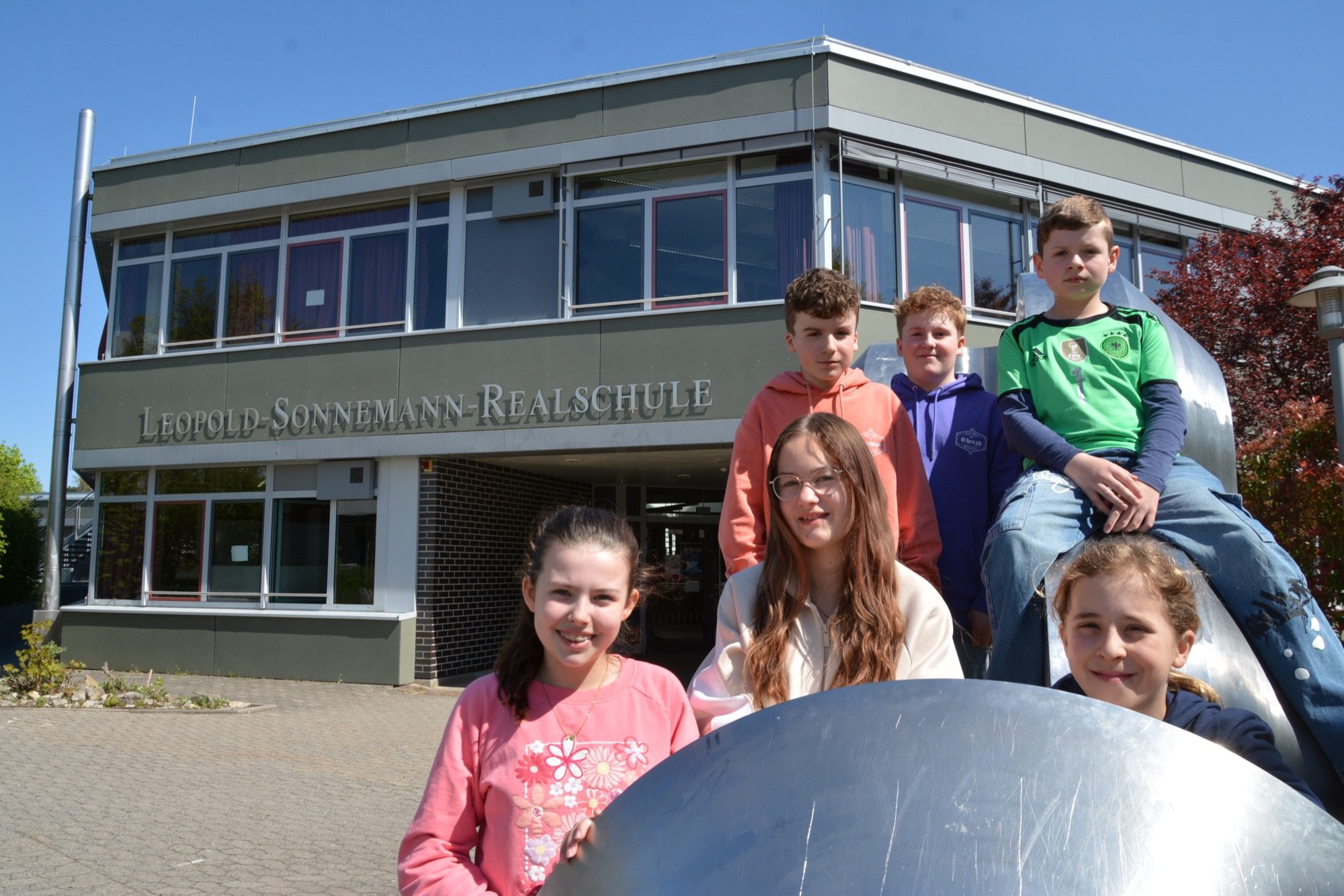 Schülerinnen und Schüler der Leopold-Sonnemann-Realschule vor dem Schulhaus